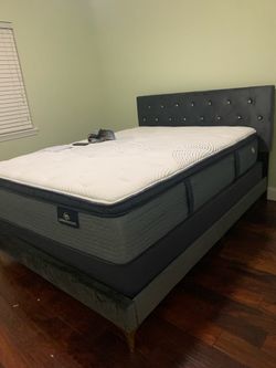 New Queen Serta Perfect Sleeper mattress with box spring and mattress pad
