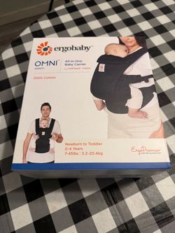Ergobaby Omni Dream All-in-One Baby Carrier with drool bib attachment (black)