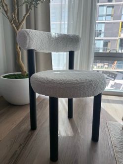 Set of 6 Modern Bouclé Dining Chairs – White Teddy Fabric & Black Legs great condition