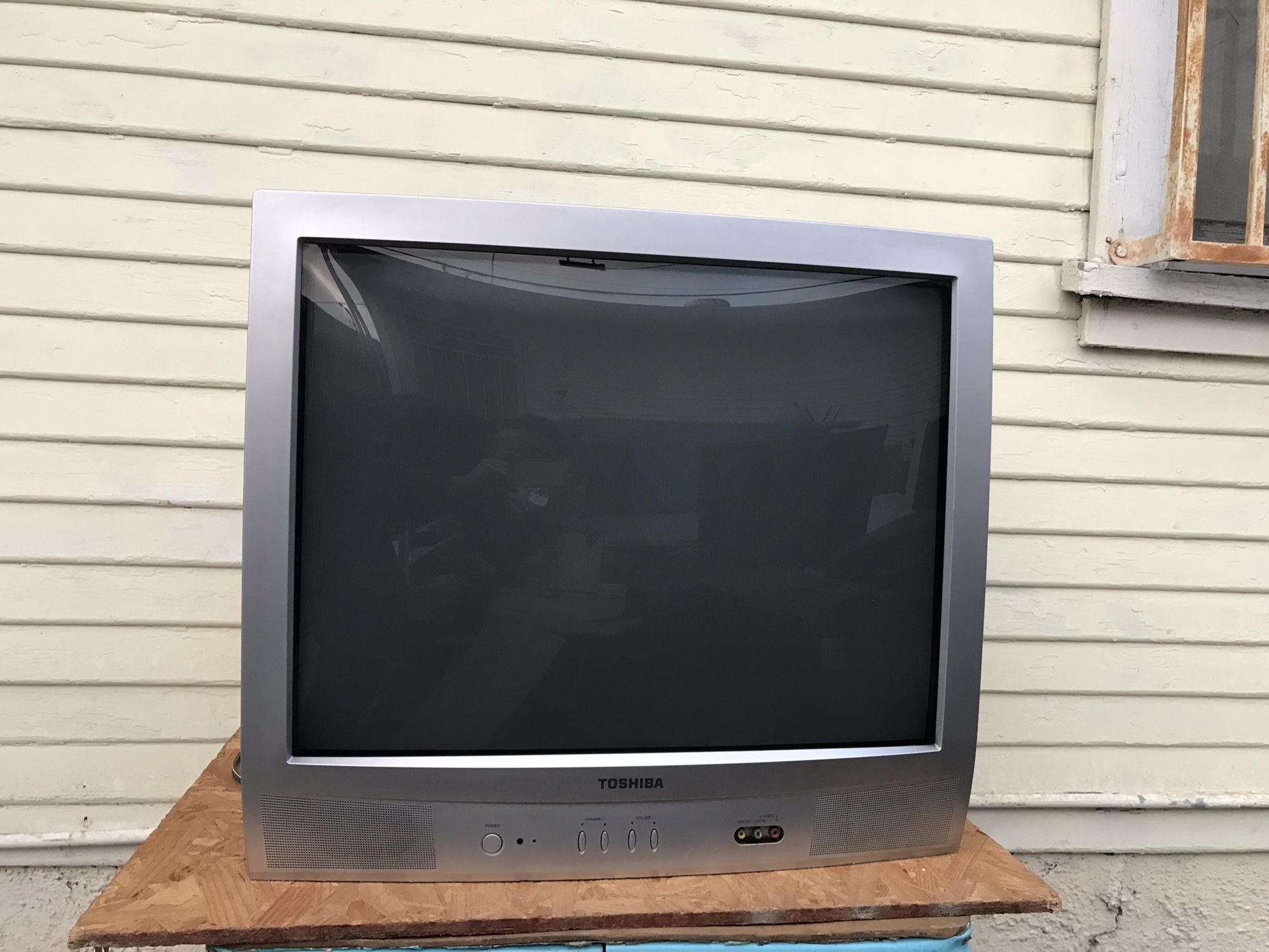 Toshiba crt tv 27"