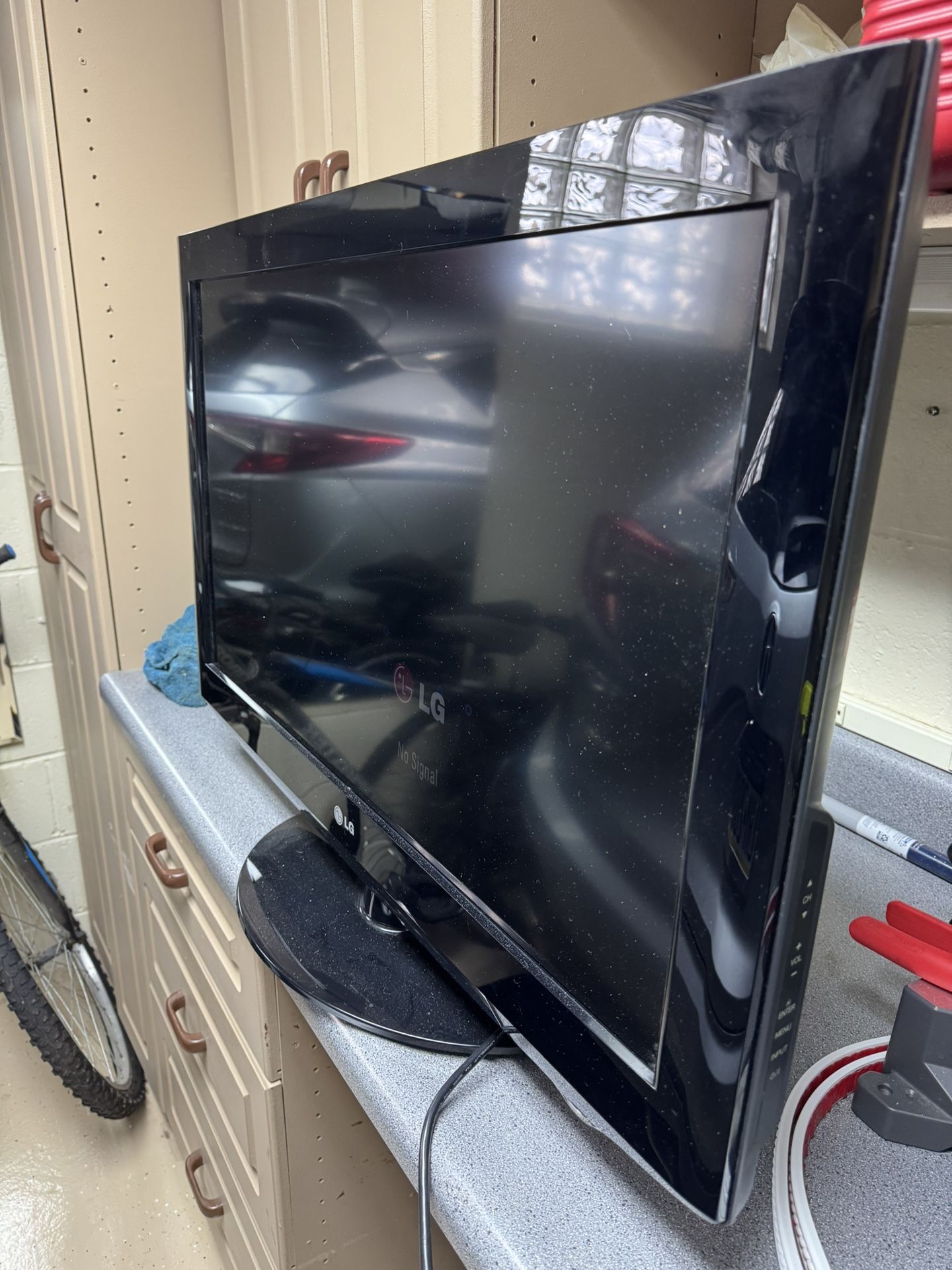 32 Inch LG Flatscreen LCD TV