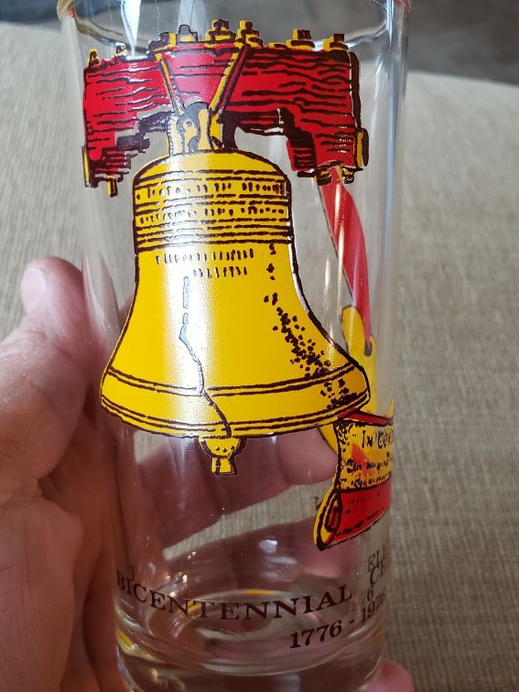 Vintage BICENTENNIAL CELEBRATION DRINKING GLASS - 1776 - 1976 - LIBERTY BELL - SCROLL