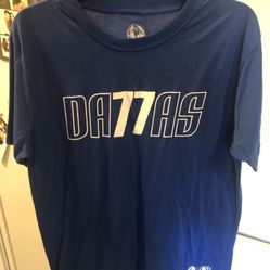 Dallas Mavericks Men’s Size Large Shirt 