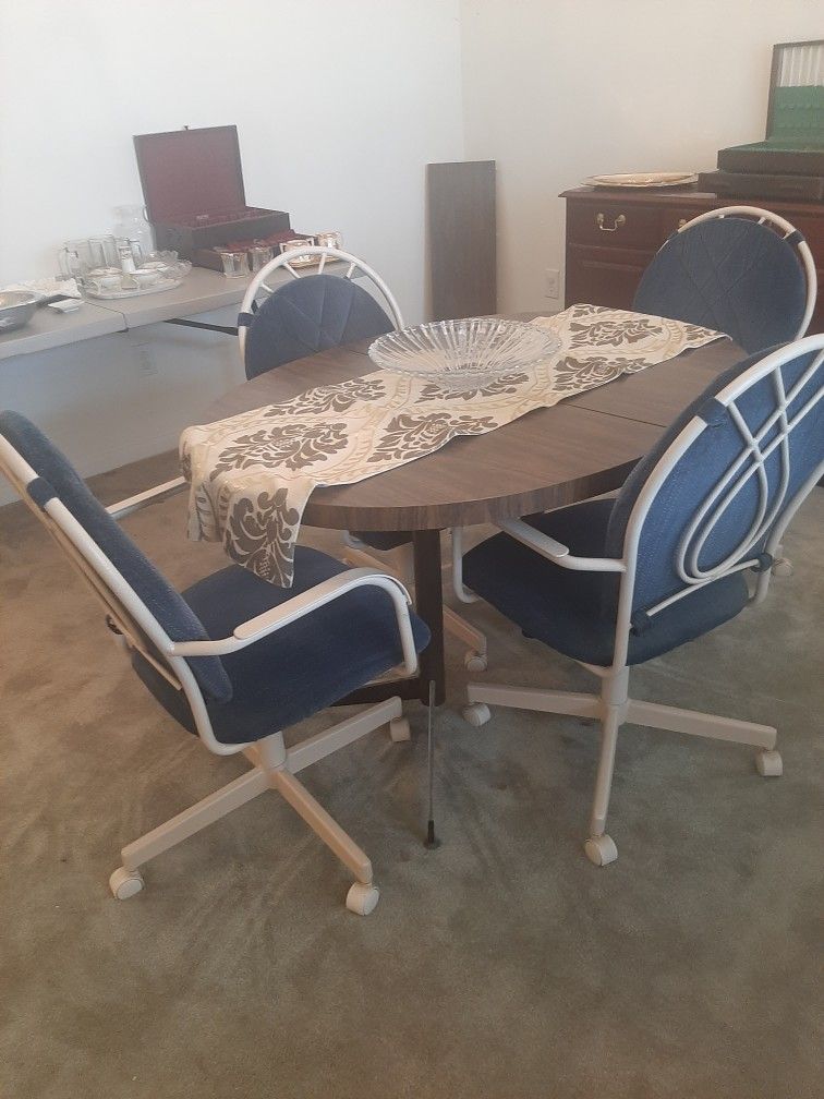 80s Style Dinette Table And Chairs