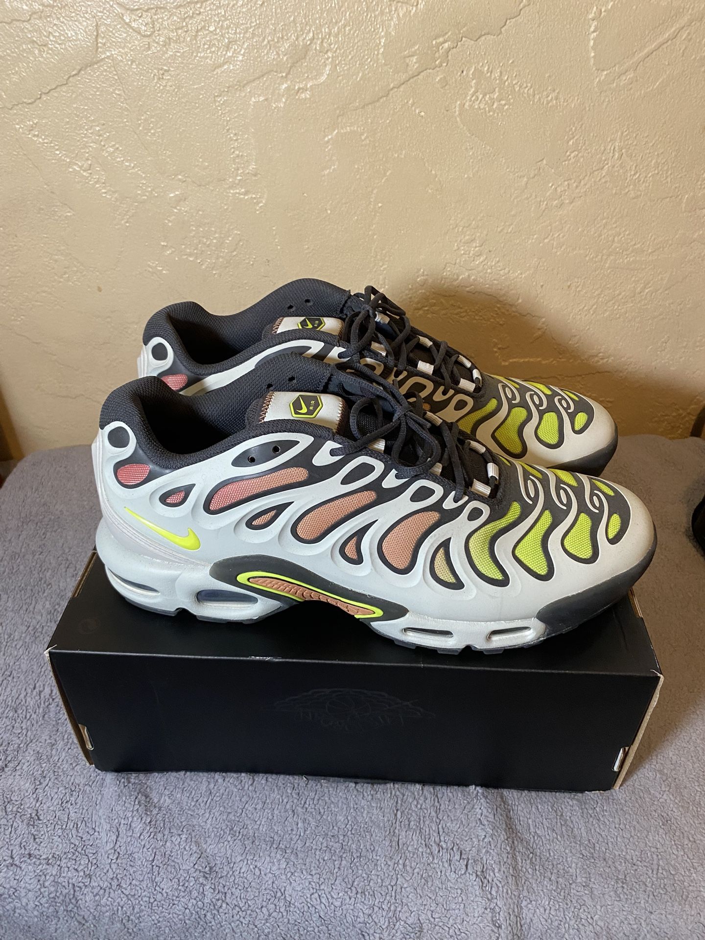 Nike Air Max Plus drift “Light Silver Volt” Sz12