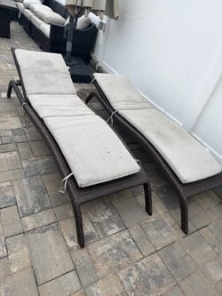 Wicker longue chairs