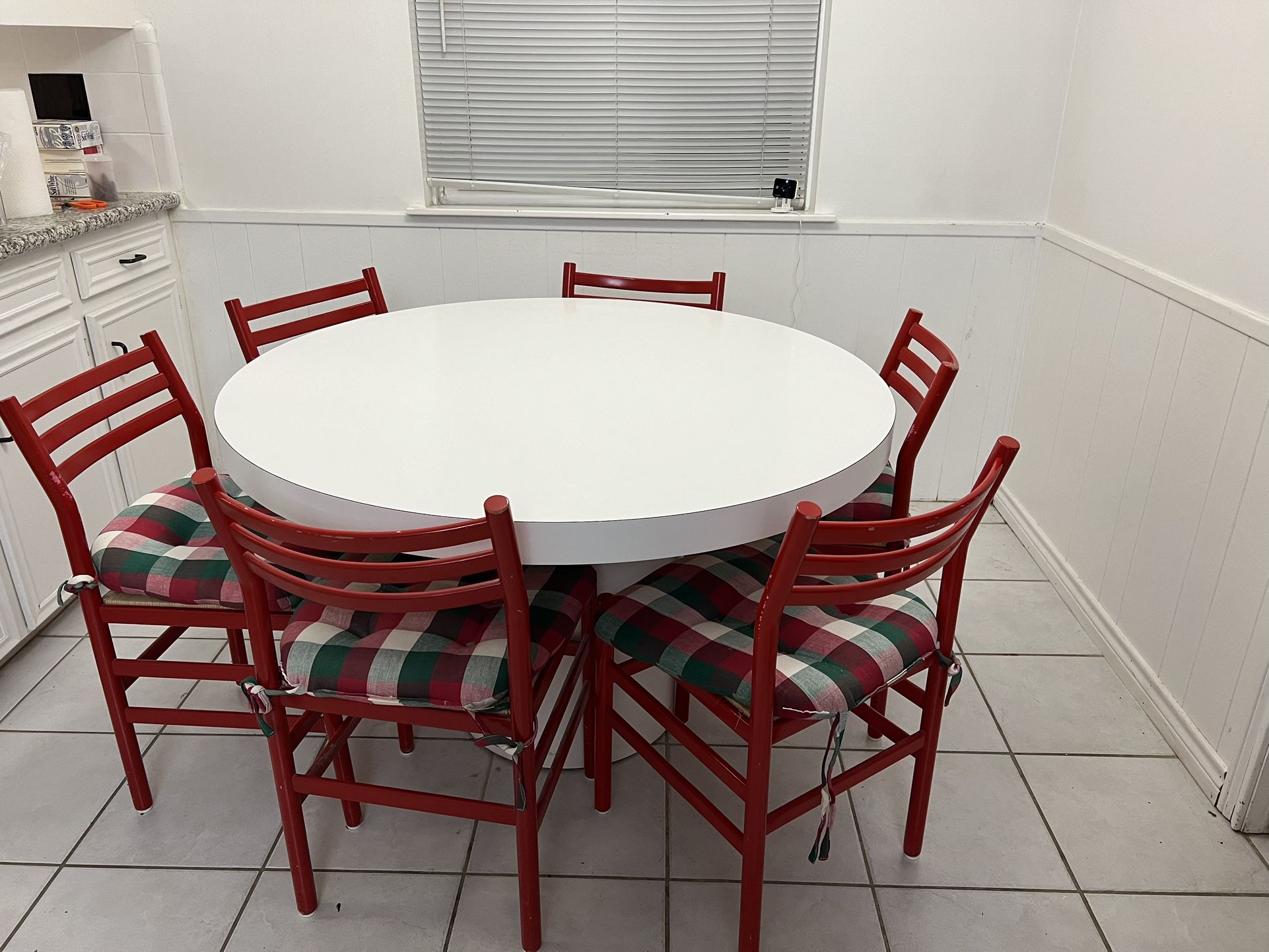 Round Kitchen Table & Chair Set