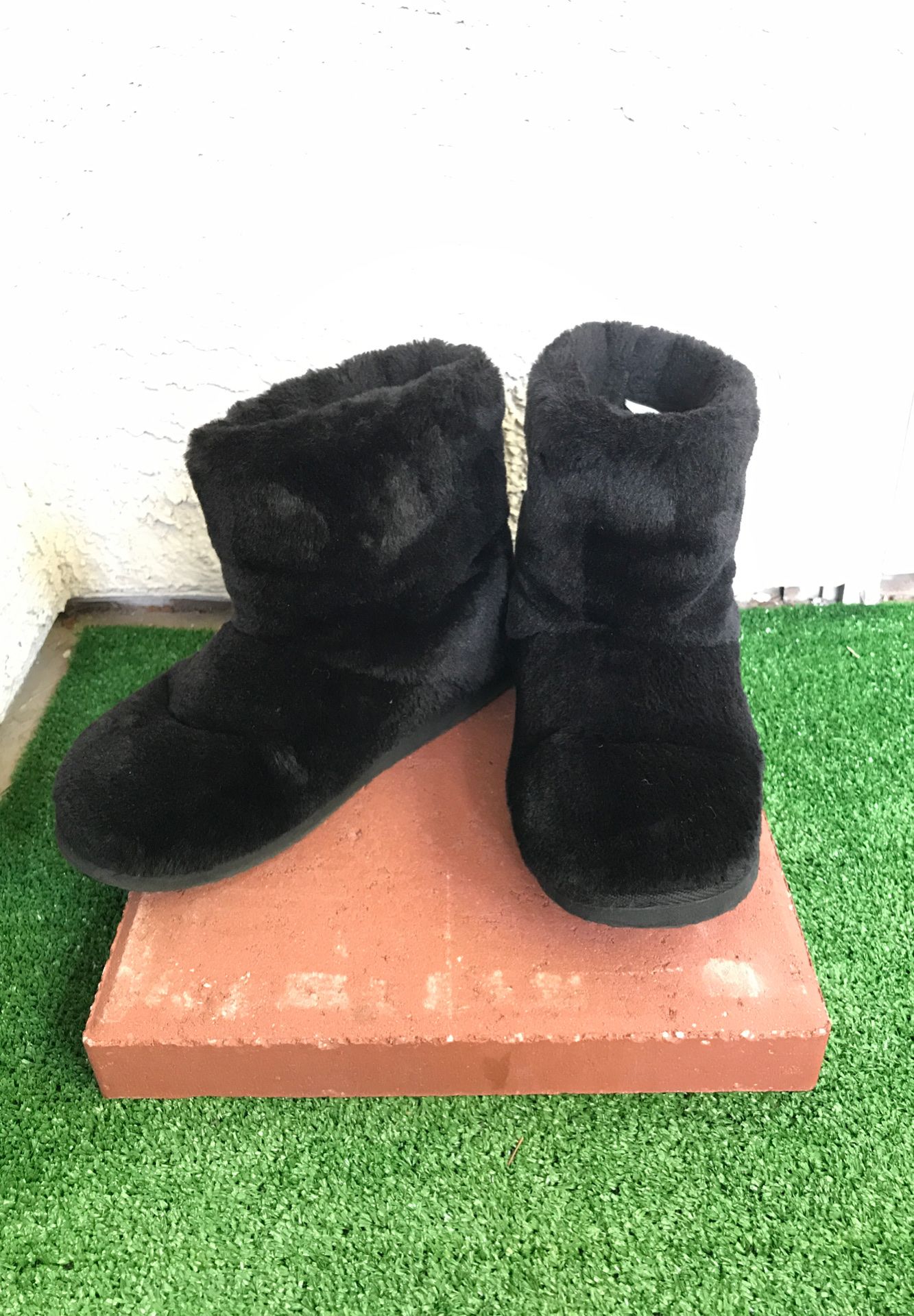 ‼️ Size 6.5 Forever 21 Black Fuzzy Booties