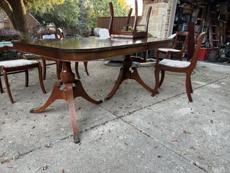 Duncan-Phyfe Style Pedestal Table