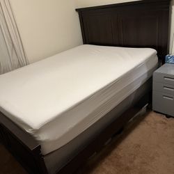 Tempur-Pedic Queen pillow top mattress/box spring set with memory foam top and cooling dri-tec cover