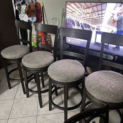 4 Bar Stools 