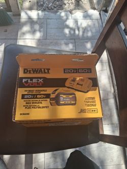 Dewalt Flex Volt 9AH battery with charger