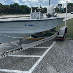 HEWES Flats, Boat With Outboard