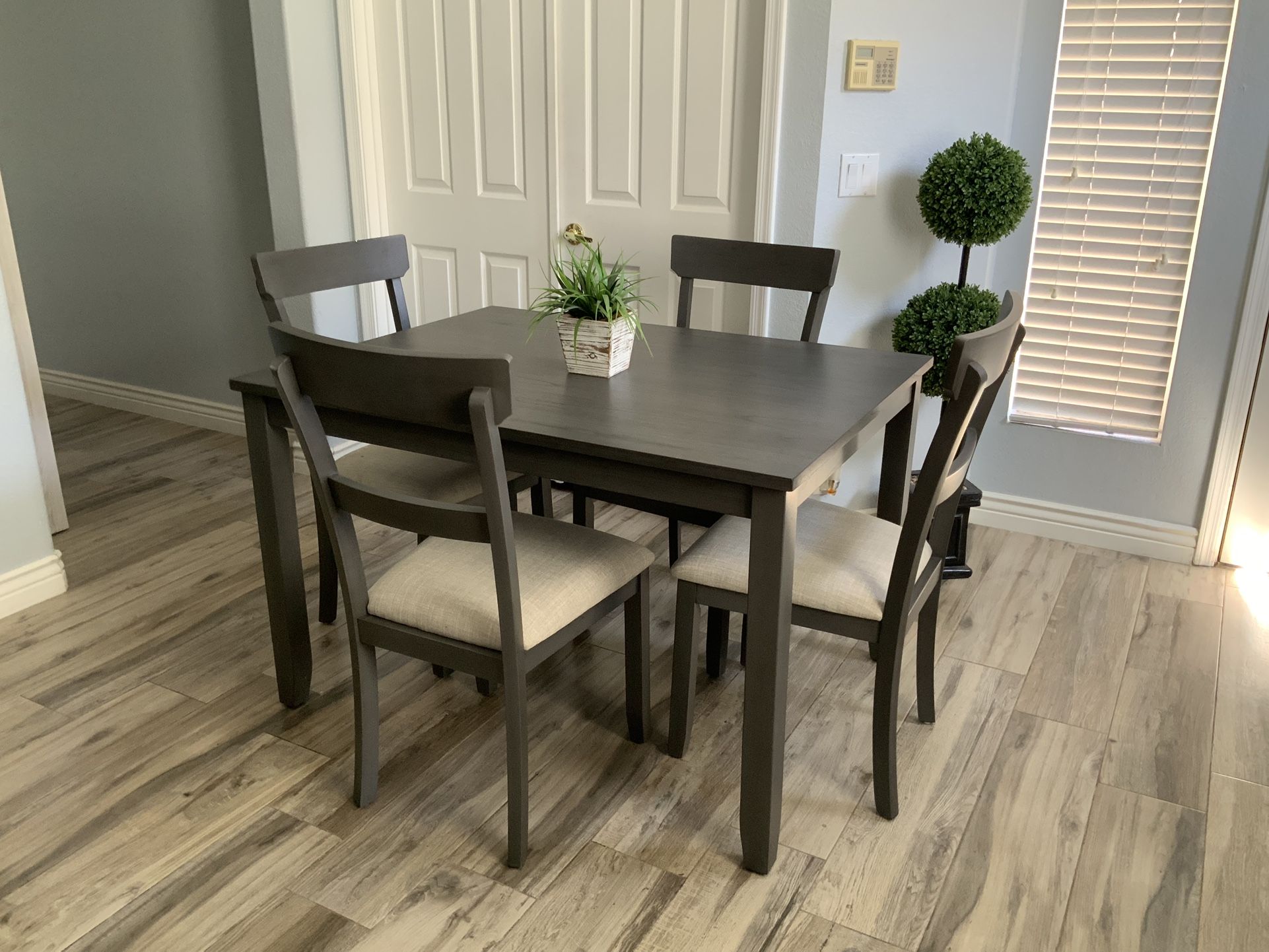 Beautiful 5pc Gray Kitchen Table 