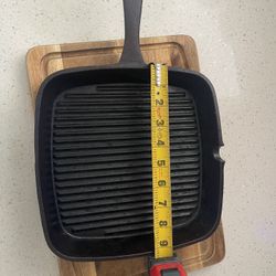 1-Cast Iron Griddle Pan, 1-Cast Iron Skillet With Lid, 1-cast Iron Small Pot With Lid.