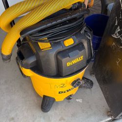 Dewalt.   Wet Vacuume 