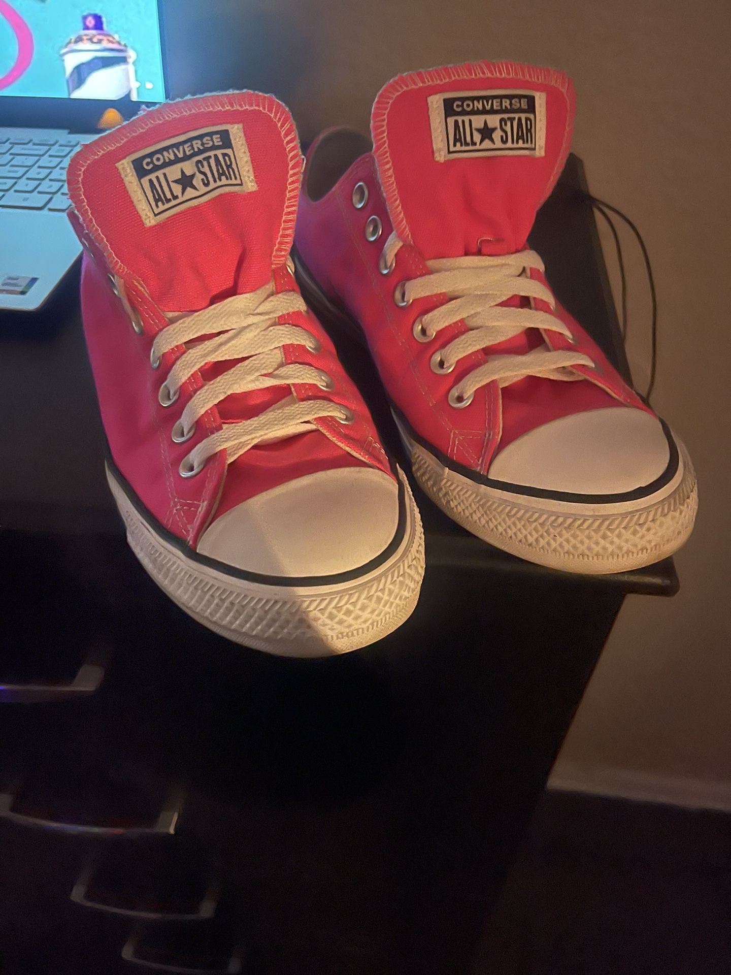 Women’s pink low top converse