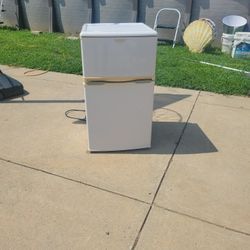Mini refrigerator freezer