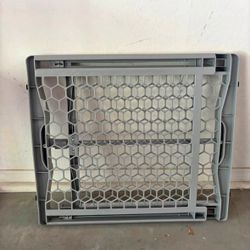 Expandable Pet Gate / Baby Gate - Fits Openings 28” - 42”