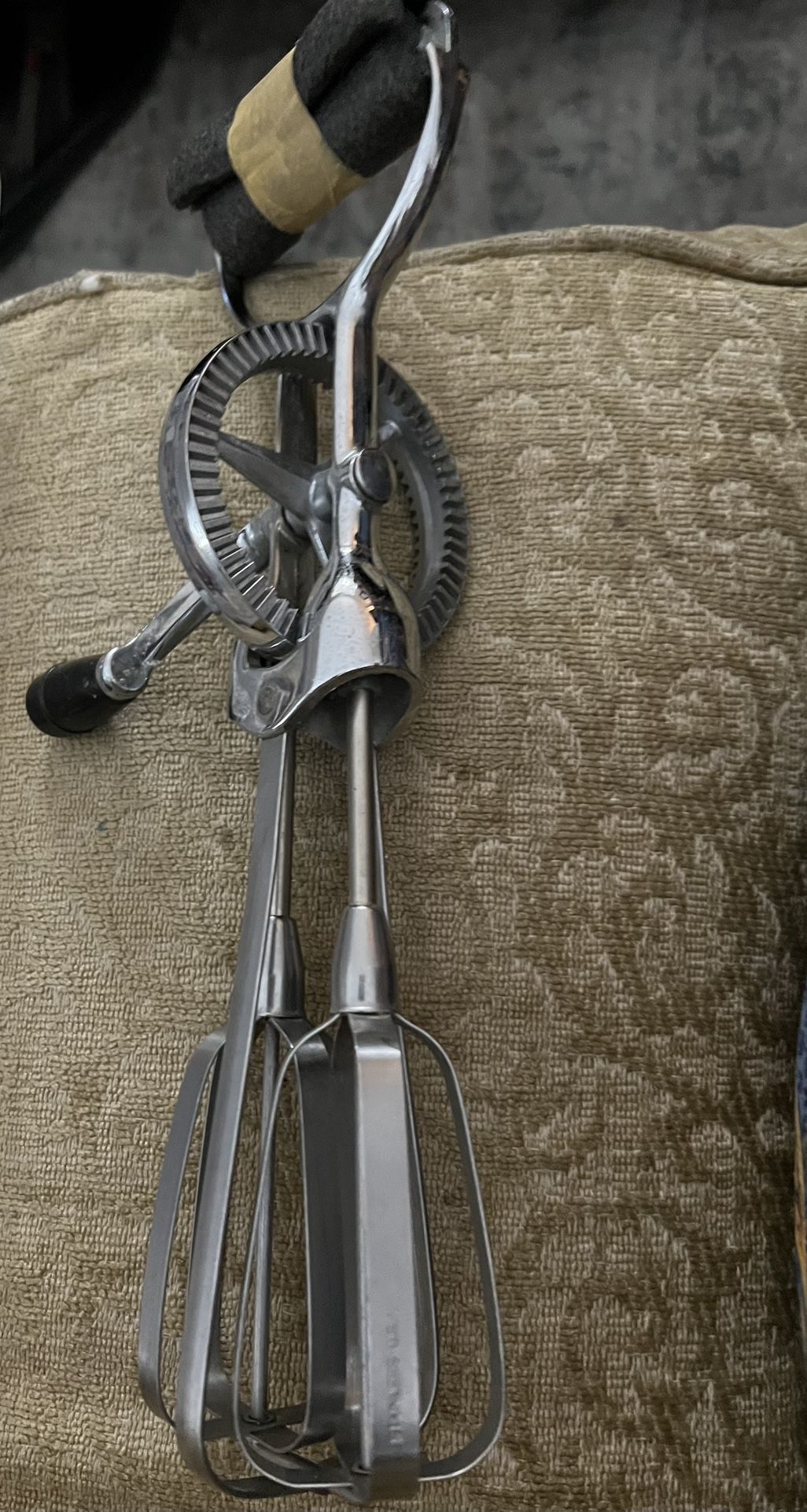 Vintage Ekco Best stainless steel egg beater unique handle hand mixer. Handle turns fine. Best, Works