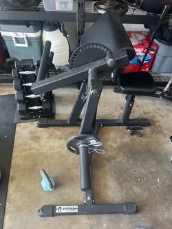 Titan Fitness. Arm and Tricep Curl Machine.