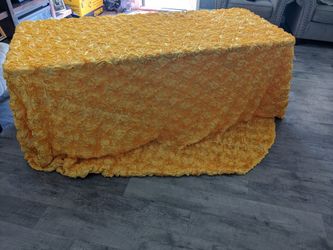 Mantelería Para Fiesta. Son "2" Uno De Cada Color. 11X11 Mide Cada Uno 