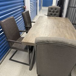 Price to sale!!!! High-End Ashley Dining Table Set - 7 Pieces - Premium Upholstery & Finish