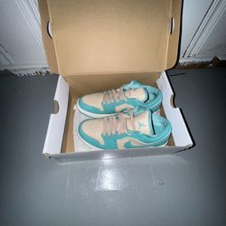 Air Jordan 1 Low Women's Size 8.5 Sanddrift/Washed Teal