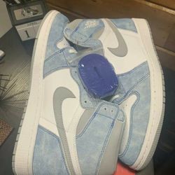 Jordan 1 Hyper Royal (Multiple Stocks!) *Special Offer