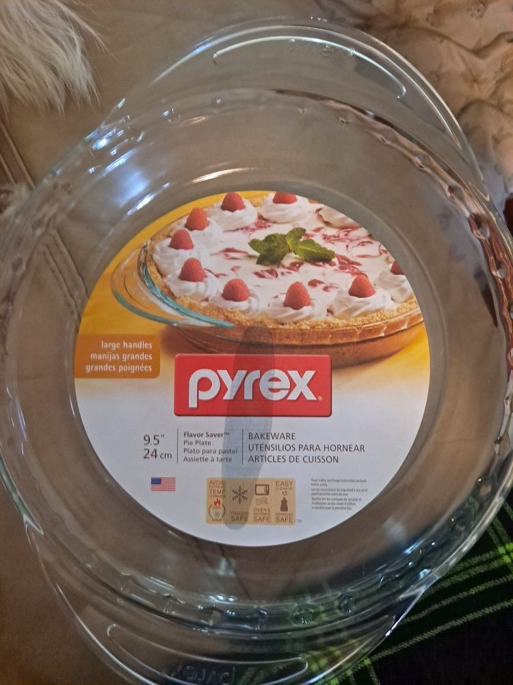 Pyrex 9.5 in Pie Plate. Deep Dish, New