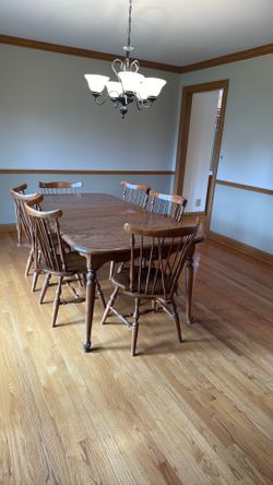 Ethan Allen Dining Table with 8 chairs and leaf