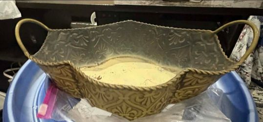 VINTAGE ORNATE METAL FOOTED HANDLE BASKET PLANTER