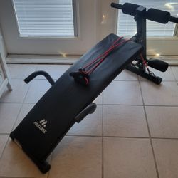 Incline Workout Bench with Exercice Handled Straps. Excellent Condition And Clean. 