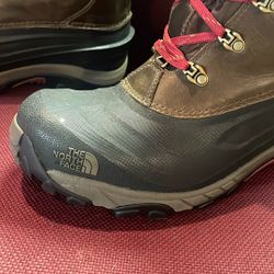 Men’s Size11 Northface winter boots in excellent condition super warm in the winter time