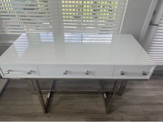 White lacquer Desk- City Furniture