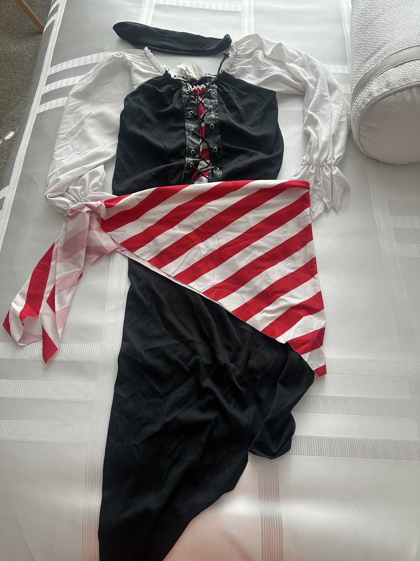 Women’s Pirate Costume M