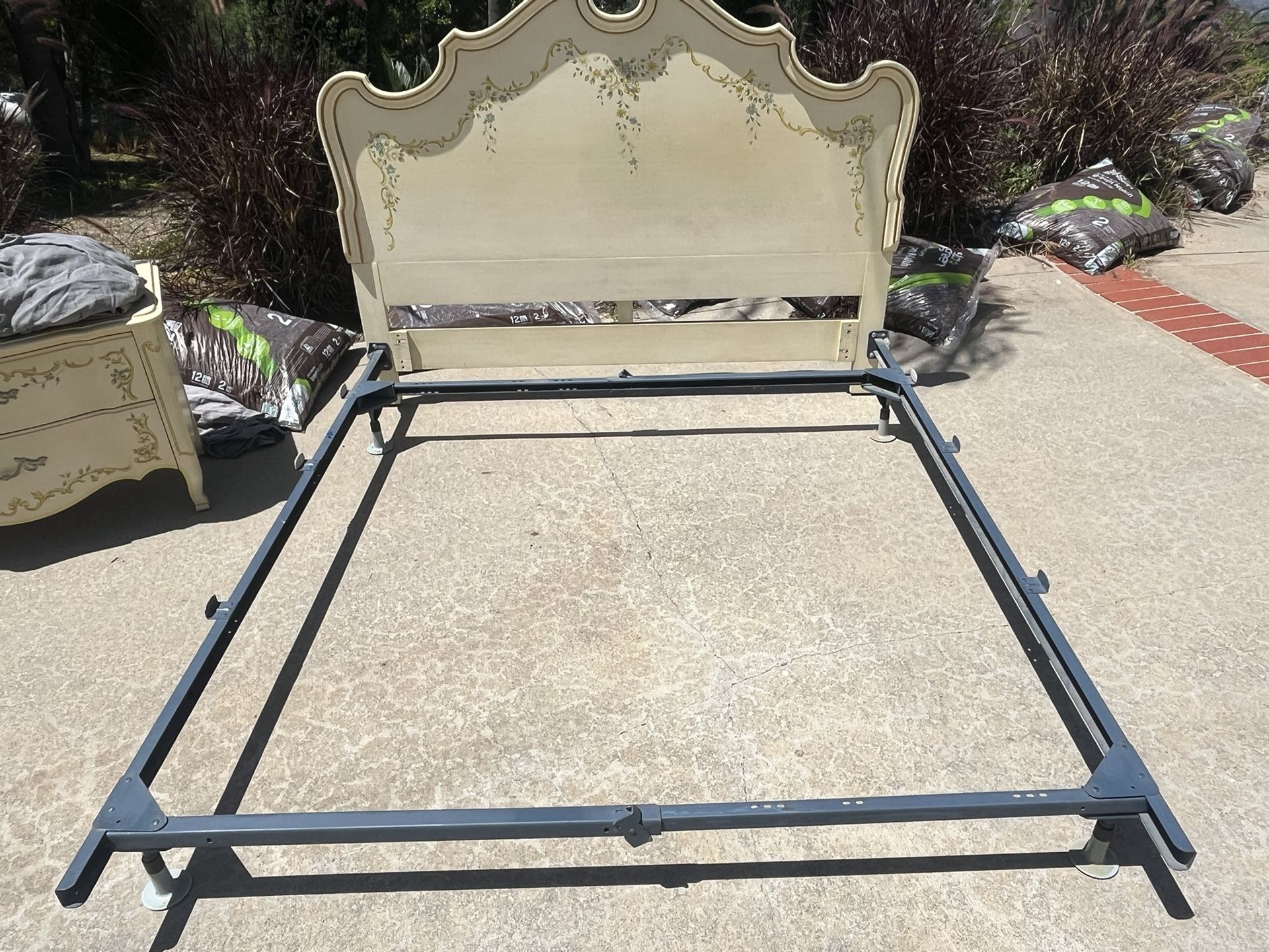Vintage Drexel heritage Headboard And Nightstand