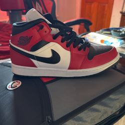 Jordan 1 Mid  Chicago Toe
