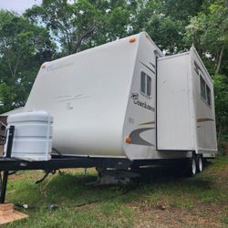 2006 Coachmen Travel Trailer. 