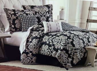 BRAND NEW FULL SIZE COMFORTER SET WITH DECORATIVE PILLOWS
