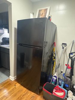 Frigidaire Top-Freezer Refrigerator Black
