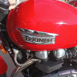 Thruxton 900. Red and white cafe Racer. 2010 with 1200 miles. No misprint,it's 1200 miles. Starts right up
