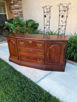 BEAUTIFUL “KINCAID FURNITURE” SIDEBOARD / SERVER / TV STAND (64”W X 19”D X 31”H)