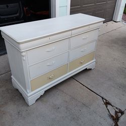 Dresser 8 Draws