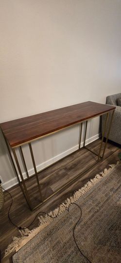 Peir 1 Entry way Table ( cash on pick up)