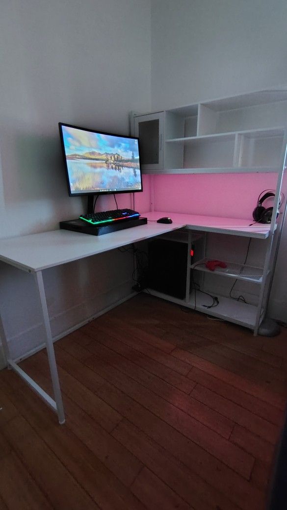 Gaming Desktop/ Monitor/Desk