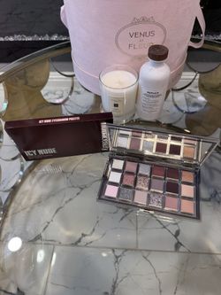 Huda beauty ICY NUDE EYESHADOW PALETTE💕