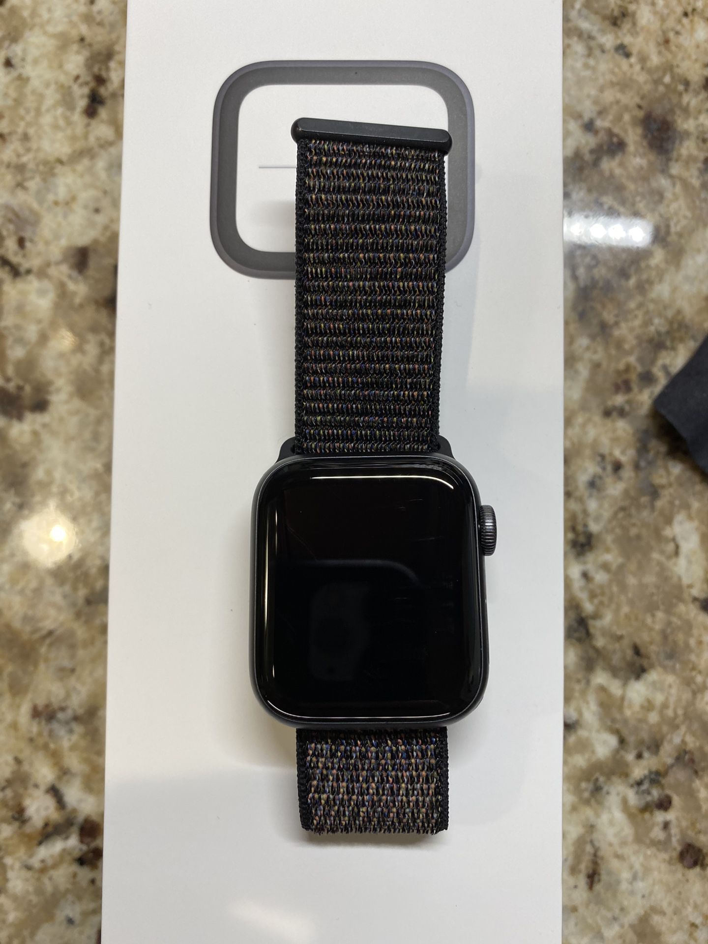Apple Watch series 4 GPS 40MM space gray-black sport loop