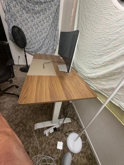 Standing and sitting desk with adjustable chair