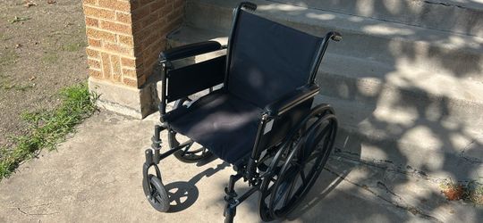 Standard Manual Wheelchair comes with footrest